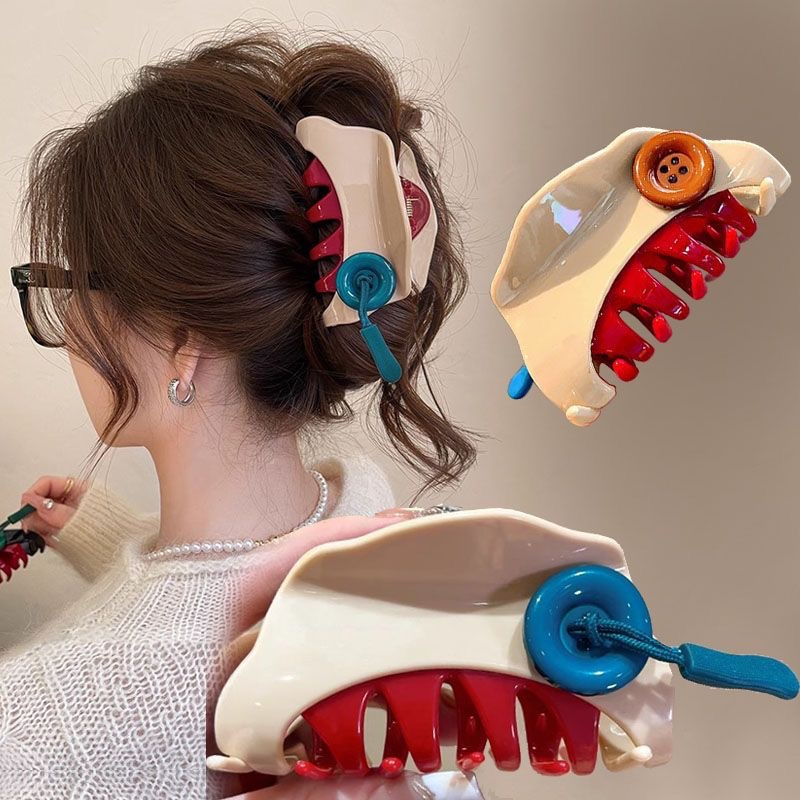 The designer's button gripper is fashionable and elegant. It features a red triangular hairpin, a color-blocked hairpin, and a half-tied shark clip details Picture