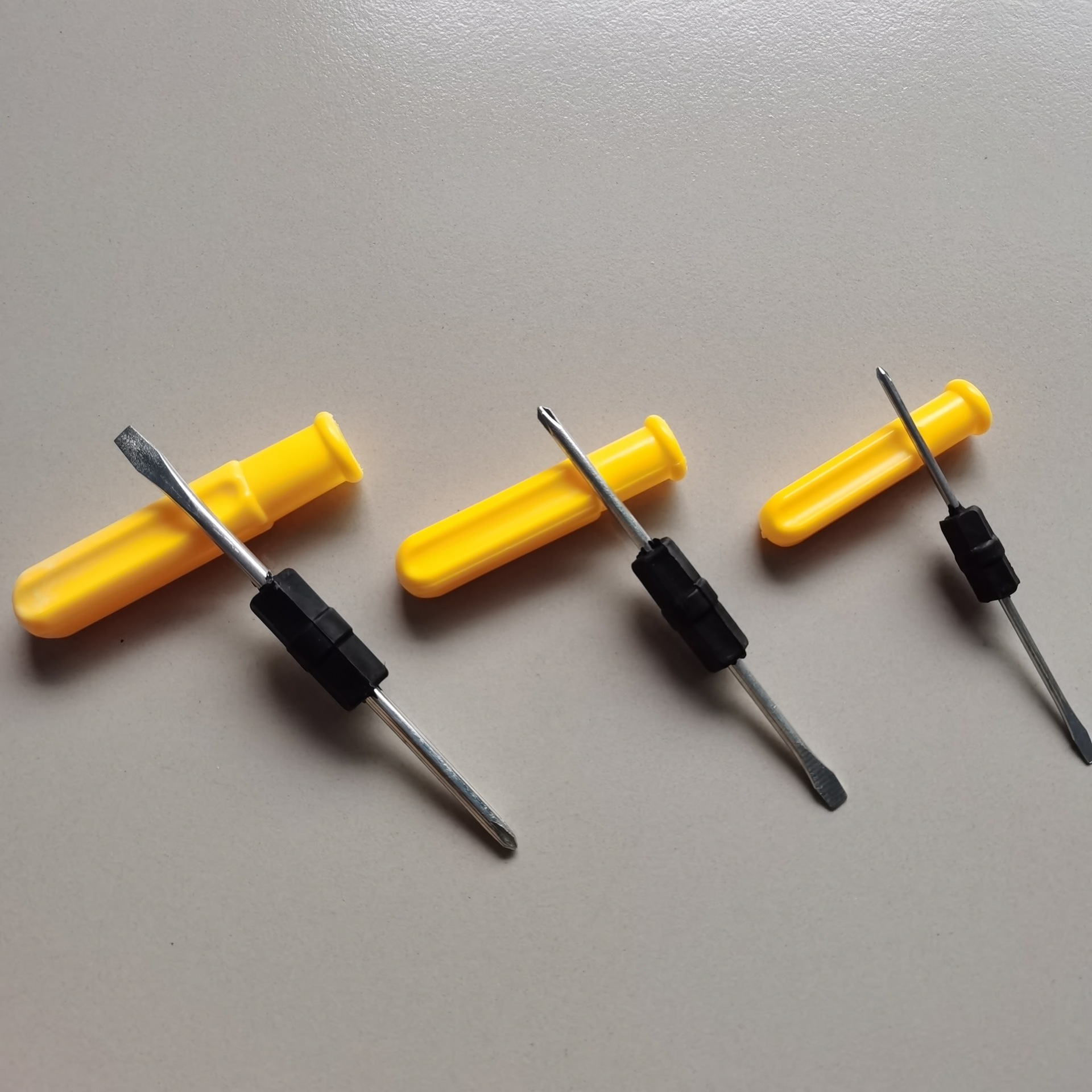 Screwdriver manufacturer wholesale Huang dual-purpose screwdrivers, strong magnetic cross small screwdrivers, household 2-inch, 3-inch and 4-inch dual-purpose screws details Picture