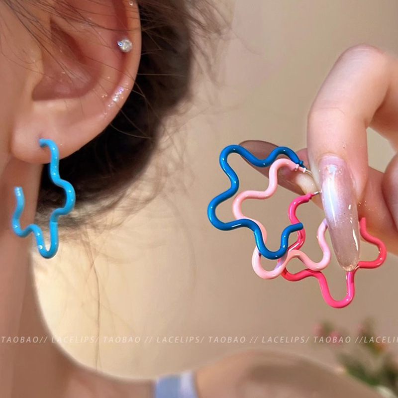 Summer sweet and elegant dopamine pink five-pointed star earrings, a fashionable and versatile simple hollowed-out star accessory for women full figure
