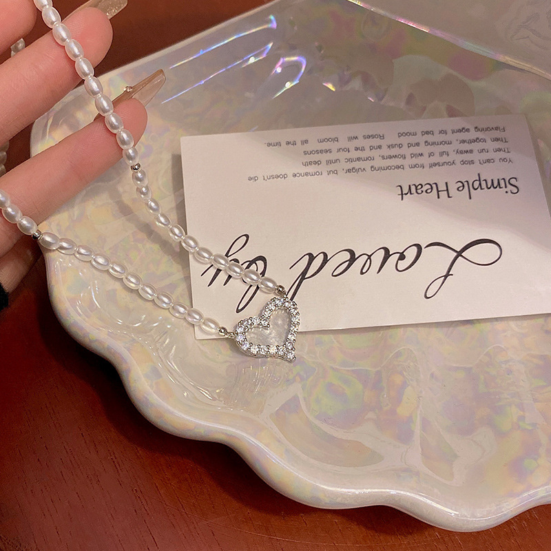 Korean exquisite sparkling diamond heart-shaped pearl necklace, women's light luxury and high-end feel, versatile and personalized collarbone chain necklace accessory Application Scenario