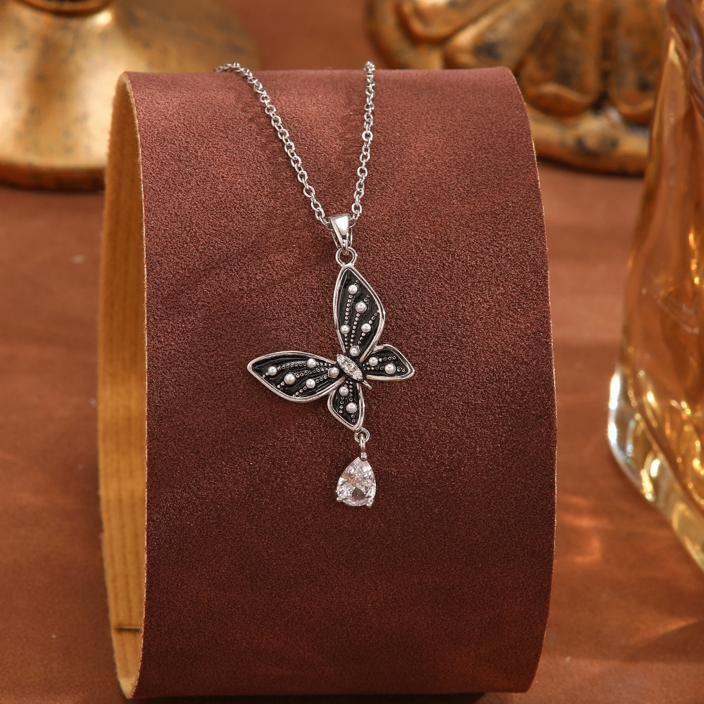European and American fashion round letter butterfly pendant full of diamonds titanium steel necklace, niche retro design sense collarbone chain wholesale Specification drawing