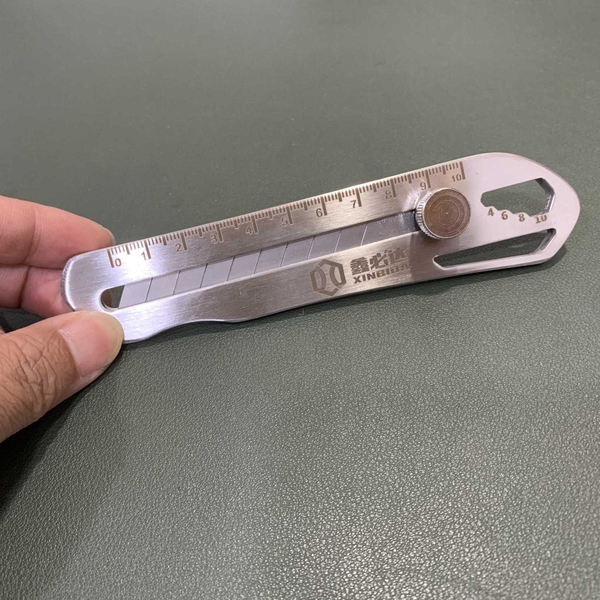 Factory wholesale 18 stainless steel utility knives, heavy-duty all-steel wallpaper knives, paper cutting knives, industrial-grade knives, unboxing knives, large sizes Specification drawing