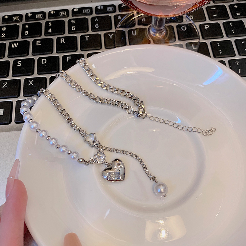 Heart-shaped pearl necklace for women, a new, sweet and cool style collarbone chain in 2023, a popular and trendy neckchain accessory Application Scenario