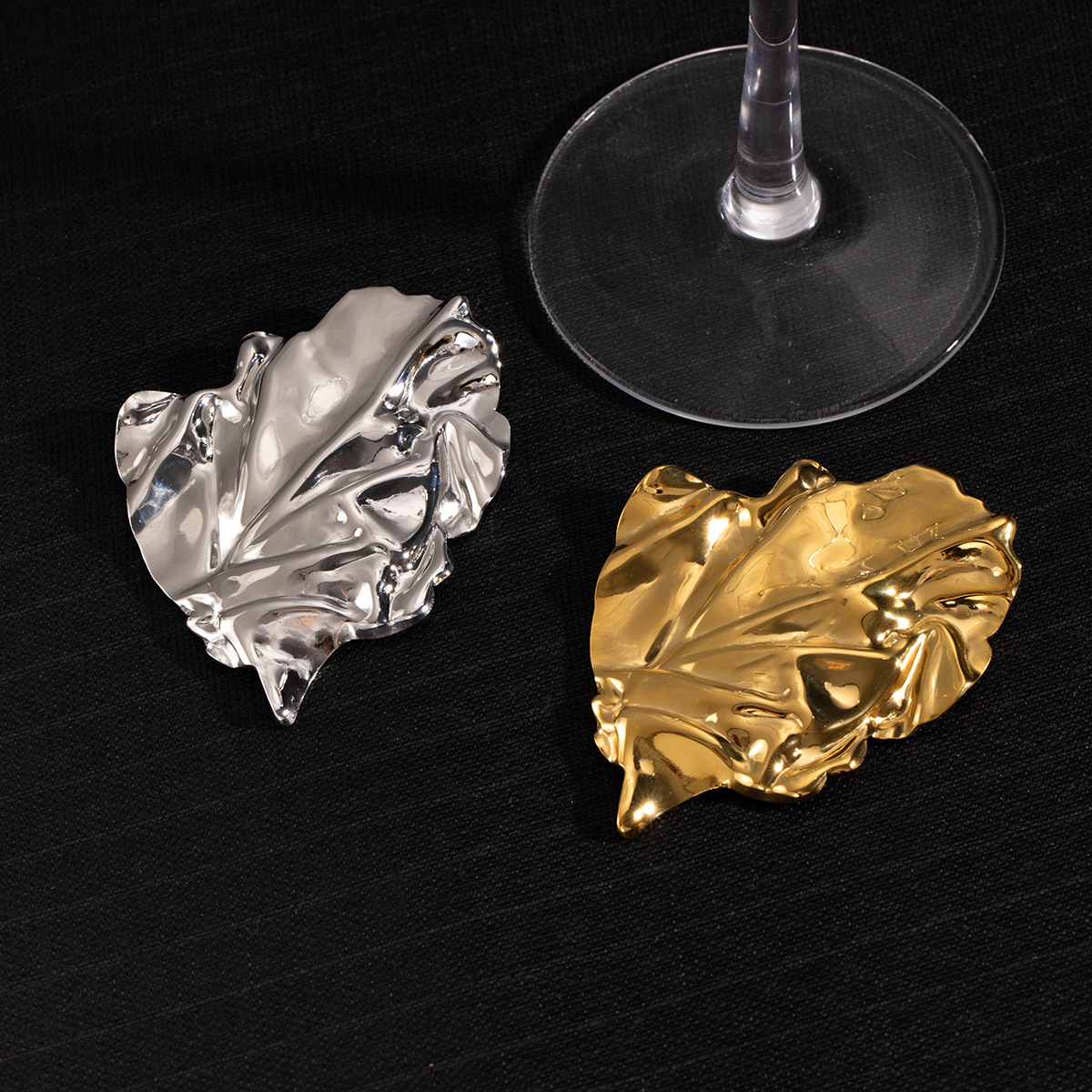 European and American metallic style fashionable and elegant brooch, irregular pleated texture brooch, elegant and fashionable design sense brooch details Picture