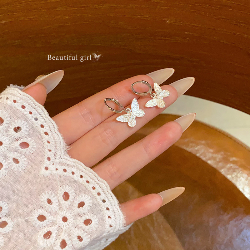 Silver butterfly retro style commuter earrings, women's Instagram cool and cool style, high-end and niche ear ring new style full figure