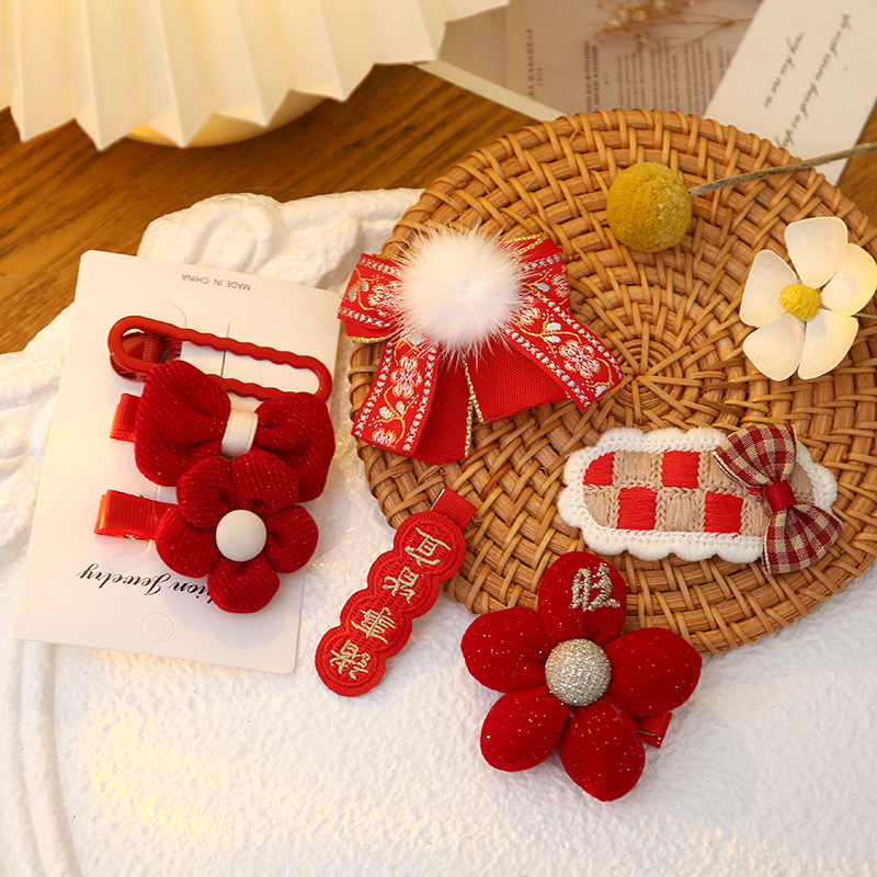 Wholesale 2025 New Year children's Hanfu bow headwear, girls' red festive tassels, Chinese-style New Year hair accessories Application Scenario