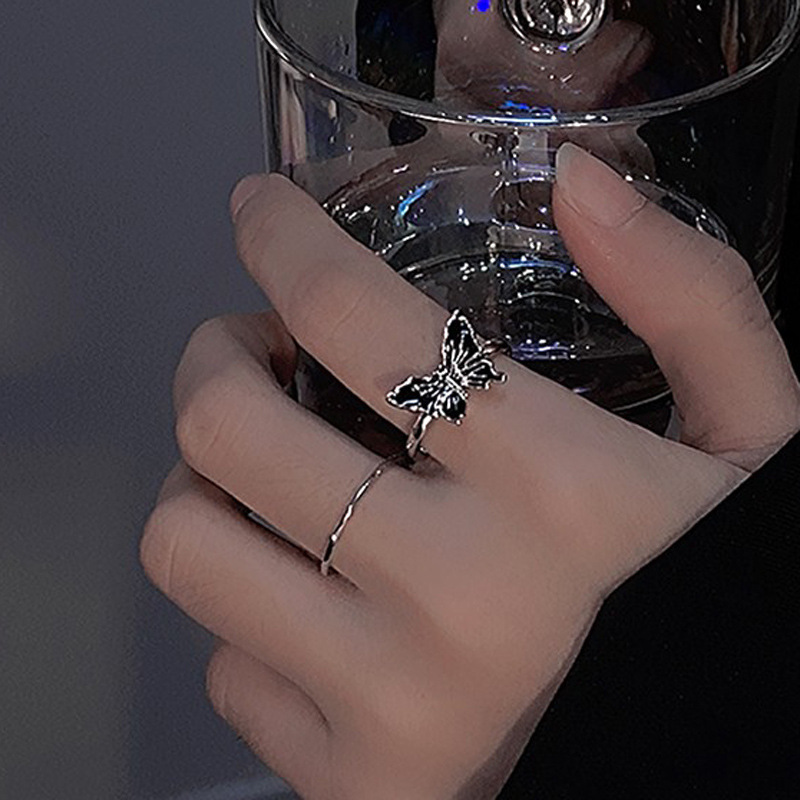 Dark sweet and cool style drip glaze butterfly opening ring, a new trendy index finger ring with a unique and simple design for women full figure