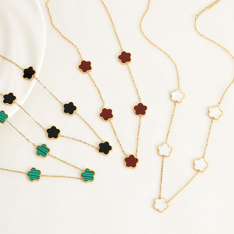 A fashionable five-flower titanium steel necklace with a unique and light luxury design for women. The collarbone chain does not fade and exudes a high-end and versatile accessory full figure
