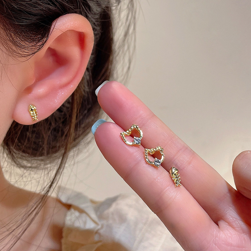 Cute cat fishbone set stud earrings for women, fashionable and high-end retro earrings, French versatile and light luxury style earrings details Picture
