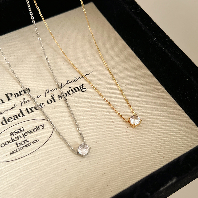 A light luxury French high-end 18K gold diamond-encrusted fine necklace for women, an exquisite, niche, fashionable and simple style collarbone chain Application Scenario
