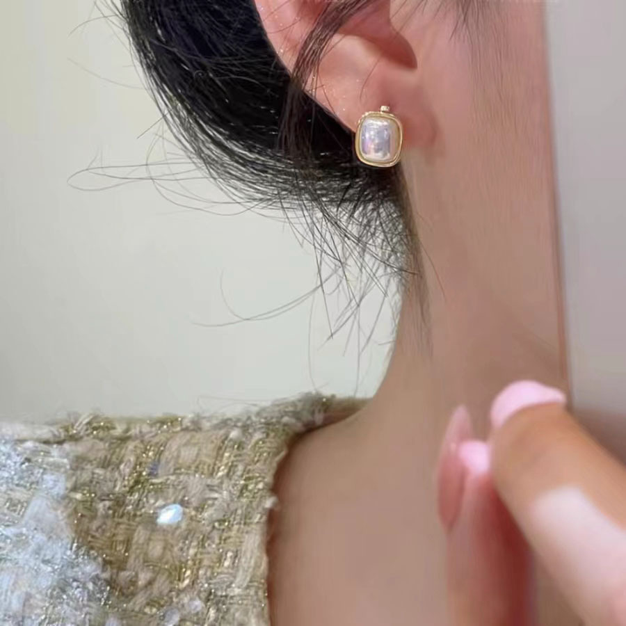 French retro pearl ear buckles, a light luxury and niche design for women, high-end ear studs, fashionable and small earrings, and elegant earrings Application Scenario