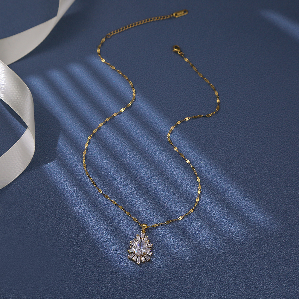 A new style of large zircon pendant from Europe and America, in ins trendy gold luxury diamond-encrusted titanium steel collarbone chain and fashionable neckchain accessory Application Scenario