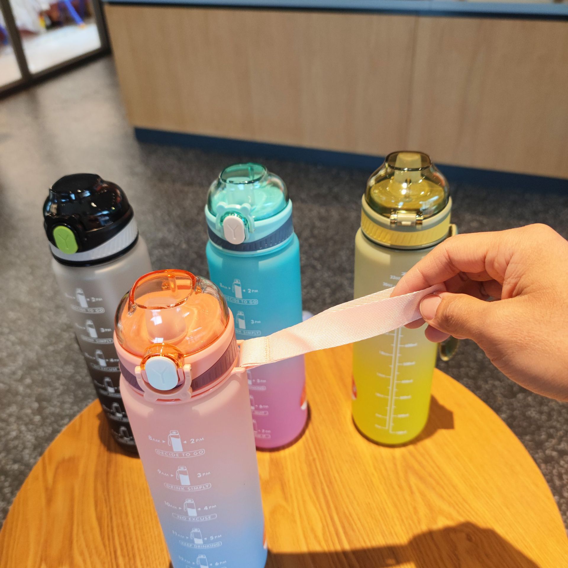Wholesale sports and fitness gradient color straws, plastic water cups, portable lifting ropes, bouncy LIDS, lock buckles, car and outdoor water bottles Application Scenario