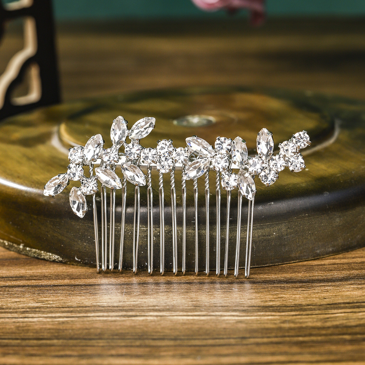 New bride headwear, crystal hair comb, European and American wedding dress hair accessories, bridesmaid combs, Korean-style wedding accessories, updo hair combs Application Scenario