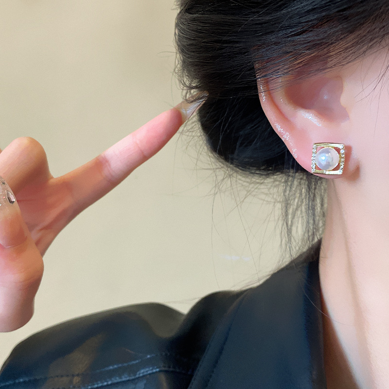 Light luxury and high-end diamond-encrusted pearl square stud earrings for women on Instagram, trendy and versatile earrings, 925 silver needle earrings wholesale Application Scenario