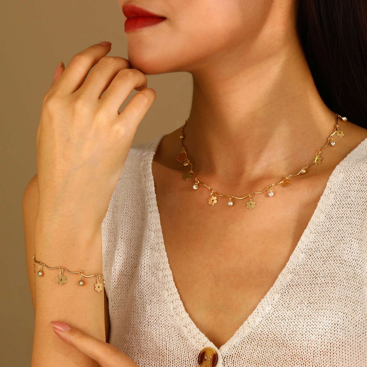 A two-piece set of fashionable women's jewelry featuring a simple, individual and niche dragonfly flower bracelet and necklace in the ins style of Europe and America details Picture