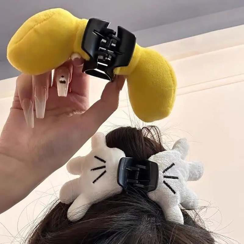 Cute Mickey Mouse hand gripper on Instagram ~ Stylish 3D plush hairpin, female palm Mickey Mouse hand gripper creative hair accessory full figure