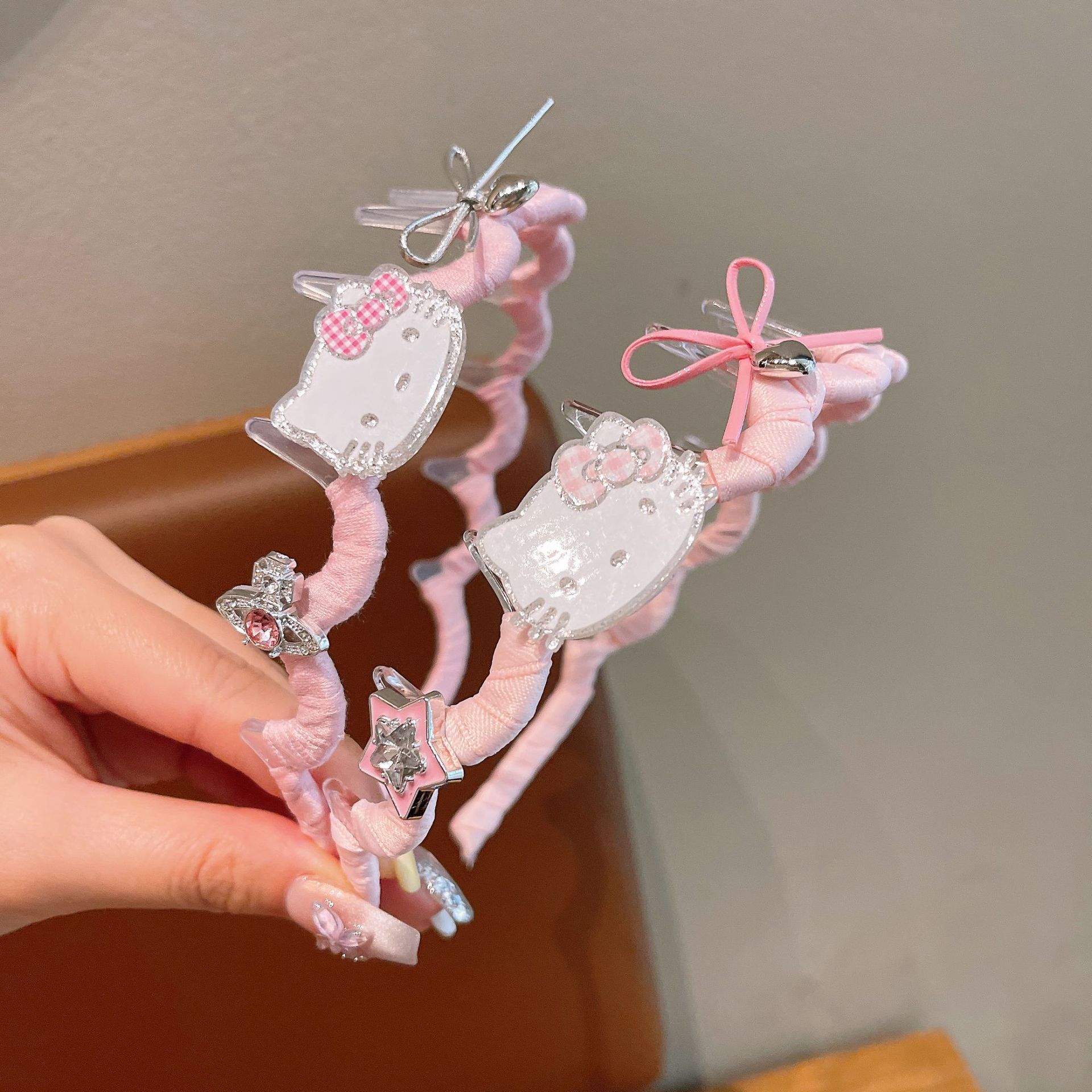 Cute Hello Kitty high headband with teeth, wavy hair band, women's face wash headband, hair clip, pressure hair accessory, hair accessory Application Scenario