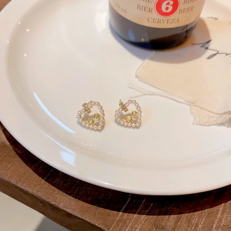 Light luxury hollowed-out heart-shaped bow pearl earrings, versatile for women, high-end and elegant stud earrings, 2025 new style earrings Specification drawing