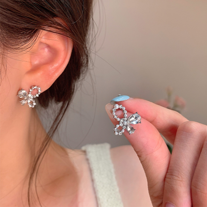 Sweet and light luxury butterfly zircon earrings, women's fashion, exquisite hollowed-out stud earrings, simple and super ethereal, trendy trendy earrings details Picture