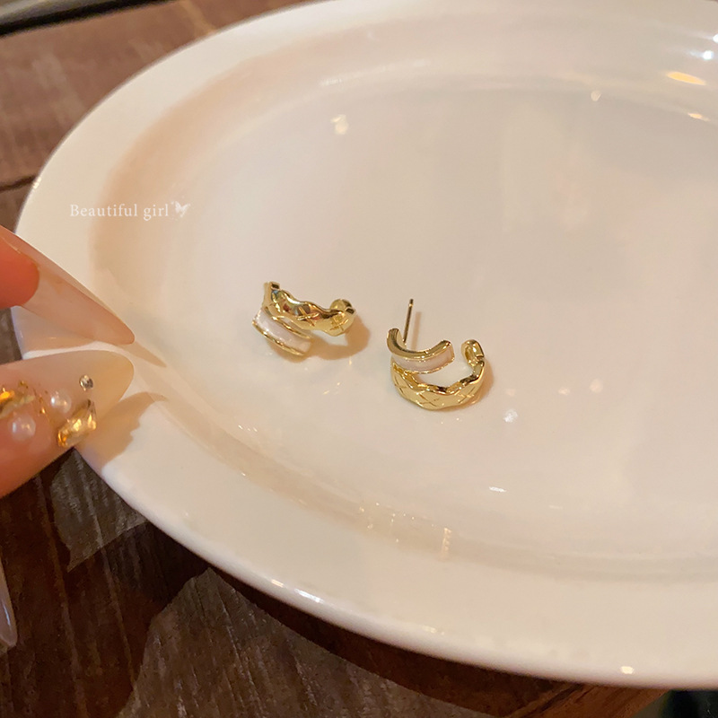 Diamond-shaped small Chanel double-layer C-shaped stud earrings for women, with a unique and elegant touch of light luxury and high-end style, are spring internet-famous earrings Specification drawing