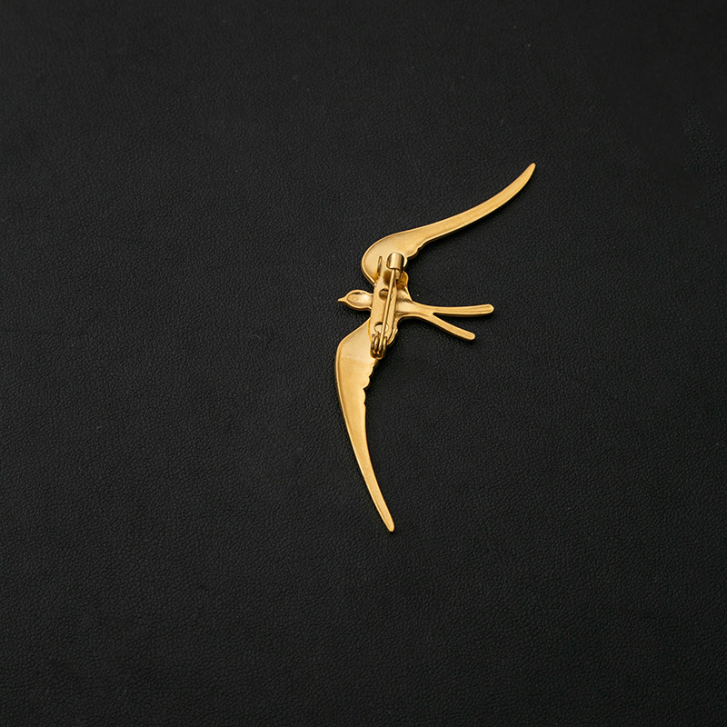 Wholesale of new European and American retro metal animal brooches with a light luxury and high-end feel, versatile clothing and swallow pins as accessories Application Scenario