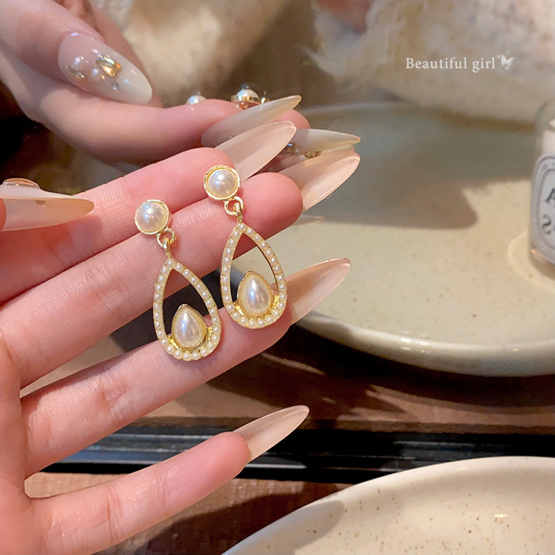 Retro Hong Kong-style gentle pearl earrings for women, with a unique and high-end commuter vibe. The stud earrings are simple, versatile and fashionable full figure
