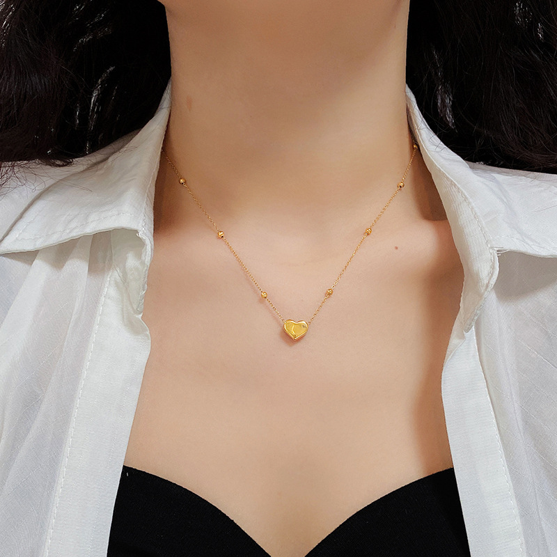 Doudou Chain Heart-shaped titanium steel necklace, a fashionable and simple collarbone chain for women, a popular light luxury accessory that doesn't fade and is versatile. Wholesale Application Scenario