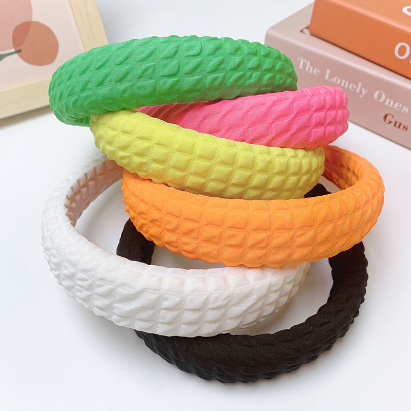 Candy-colored waffle hairbands are sweet and versatile. Sponge height-increasing headbands, mesh with solid-colored hairpins, and facial cleansing hair accessories full figure