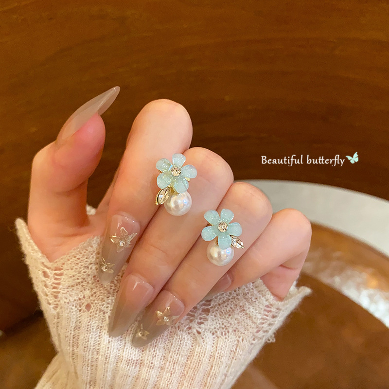 Spring and summer super ethereal blue flower pearl stud earrings for women, French niche high-end style earrings, elegant and versatile for commuting full figure