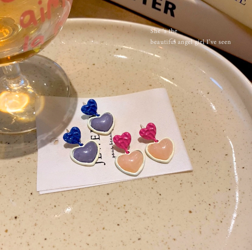 Summer pink heart-shaped earrings, a high-end feminine touch, round face, heart-shaped resin tassel stud earrings, a popular and stylish earpiece Specification drawing