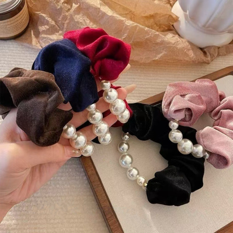 The high-end velvet bead large intestine hair band exudes an elegant feminine charm. The low ponytail hair tie is highly elastic and won't damage the hair details Picture