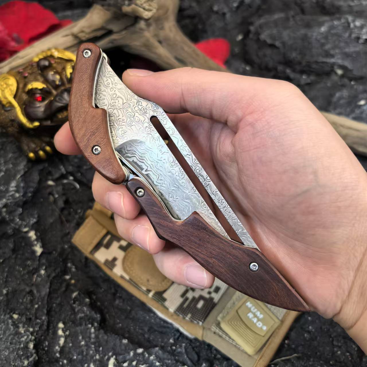 Malaysian leather-patterned folding knife, mechanical magician's personalized mechanical knife, outdoor survival and picnic portable fruit knife undefined