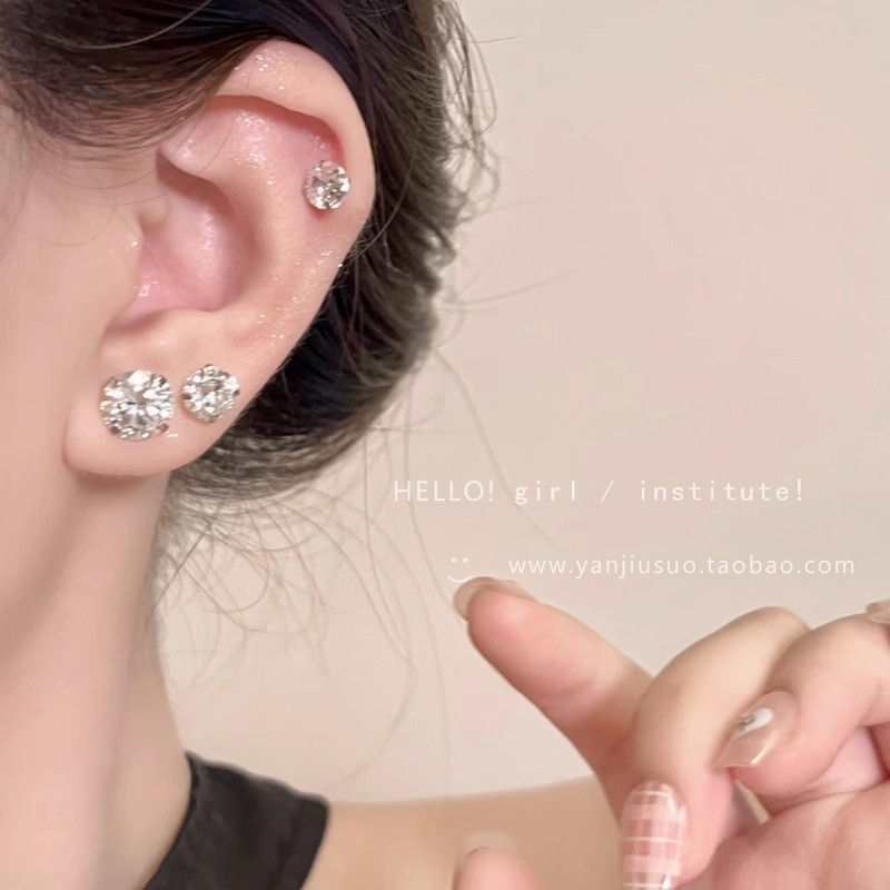 The super shiny white zircon ear bone stud from Japan and South Korea exudes a light luxury and high-end feel. It features flat-bottled screw ear stud and sleeping rabbit ear stud removal Application Scenario