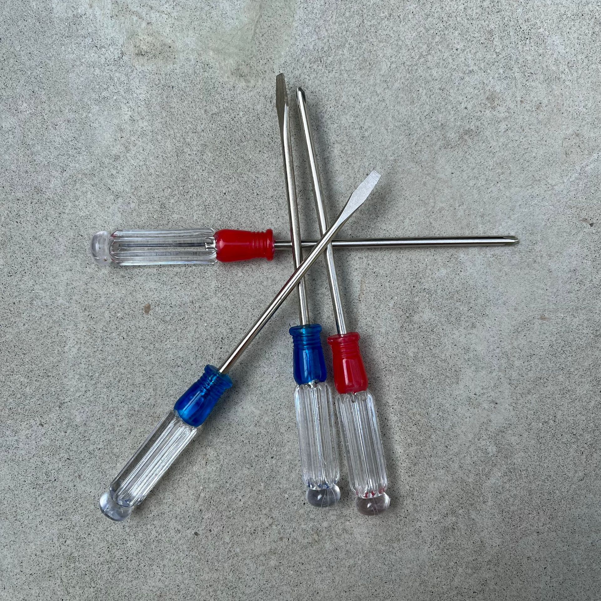 Wholesale gifts: 2-inch and 3-inch plum blossom flat-mouth screwdrivers, corn handles, grenade handles, flat-head cross screwdrivers Application Scenario