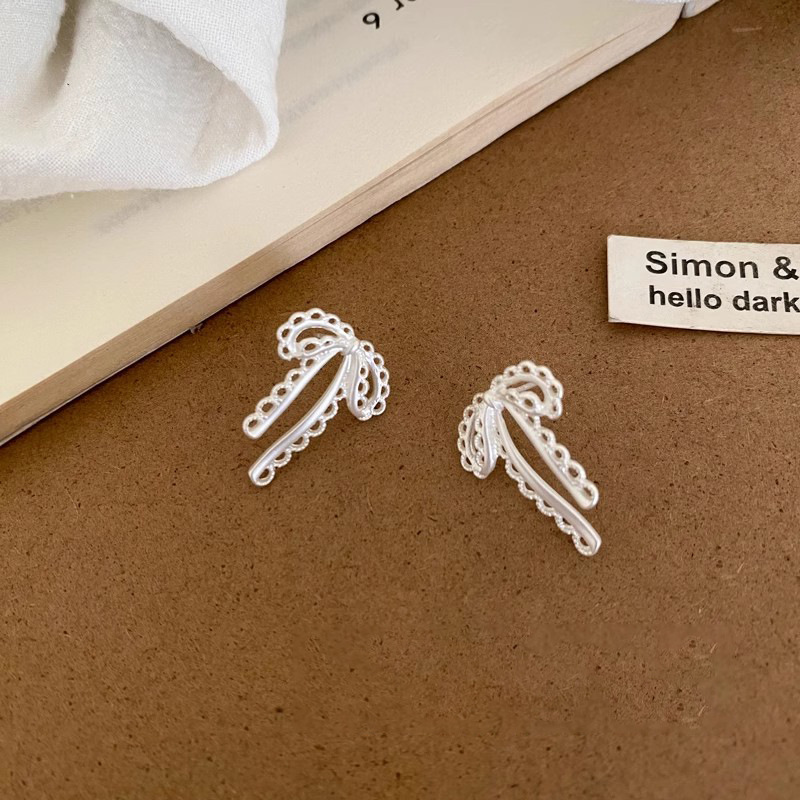 Ballet-style bow stud earrings, matte silver hollowed-out niche design ribbon earrings, delicate and sweet earrings for women Specification drawing