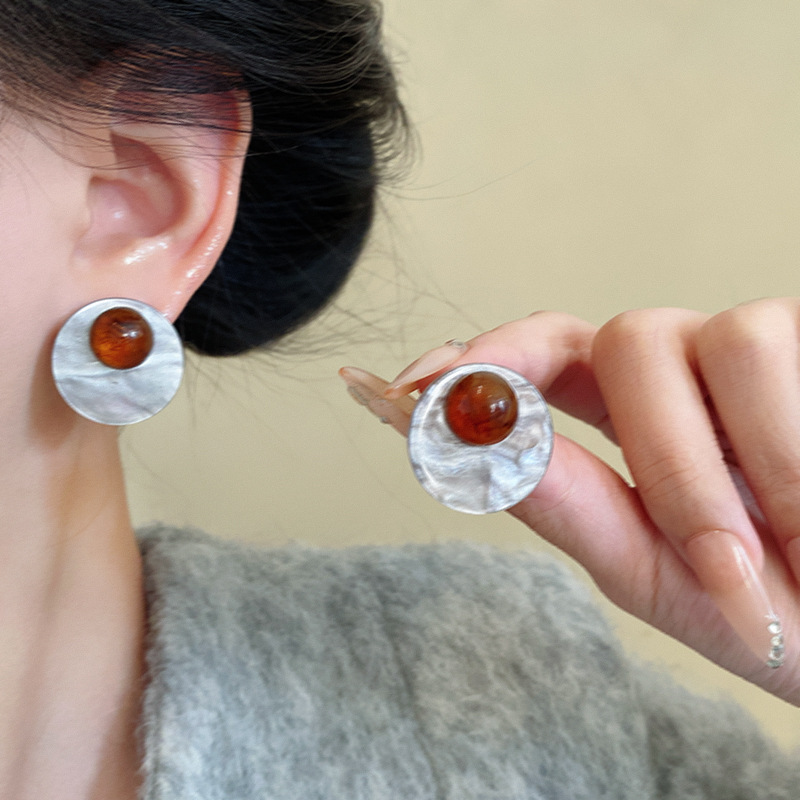 Retro Hong Kong-style resin-dyed brown stud earrings, women's personality, Maillard style earrings, high-end autumn and winter earrings details Picture