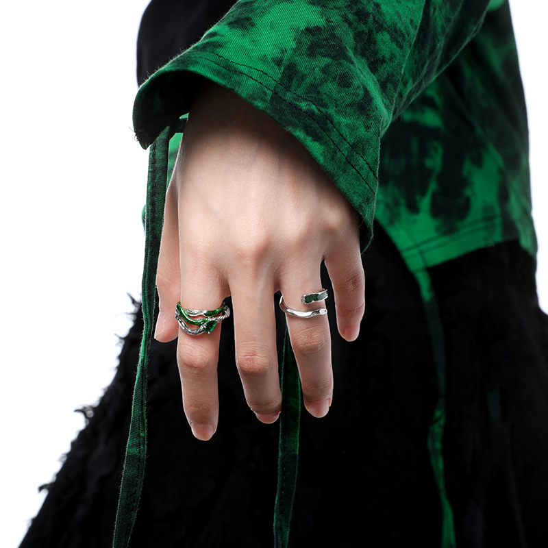Original and unique isn snake-shaped niche design with a sense of sophistication. Slytherin Snake House girl closes her eyes and enters the new style Item Picture