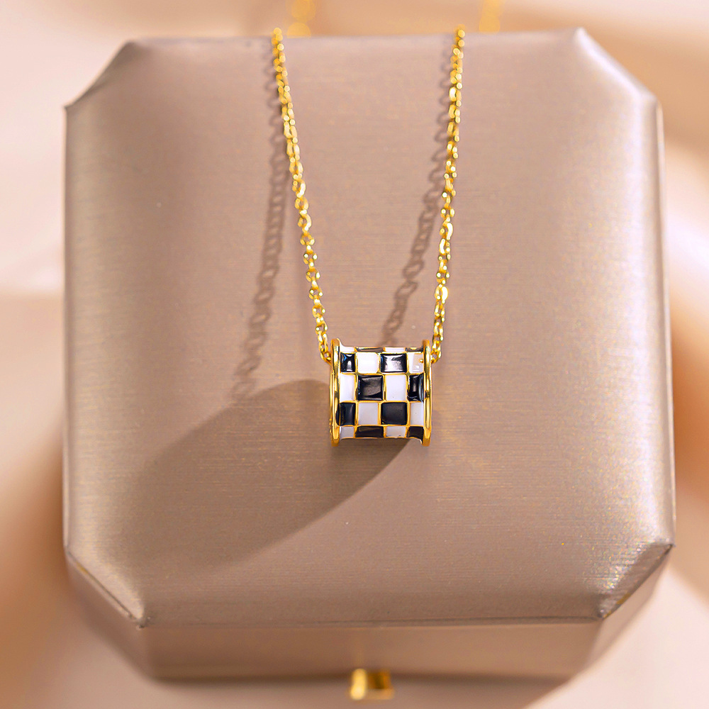 Fashionable and light luxury checkerboard checkered oil drip little waist titanium steel necklace, a rare and high-end titanium steel collarbone chain accessory for women full figure