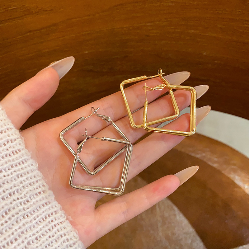 Cold style double-layer geometric ear ring earrings for women, 2025 new style, with a unique and fashionable design sense, metal stud earrings full figure