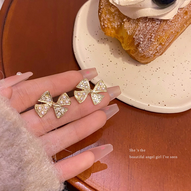 Light luxury and exquisite micro-inset bow earrings, women's high-end and versatile, super ethereal and elegant pearl stud earrings wholesale full figure