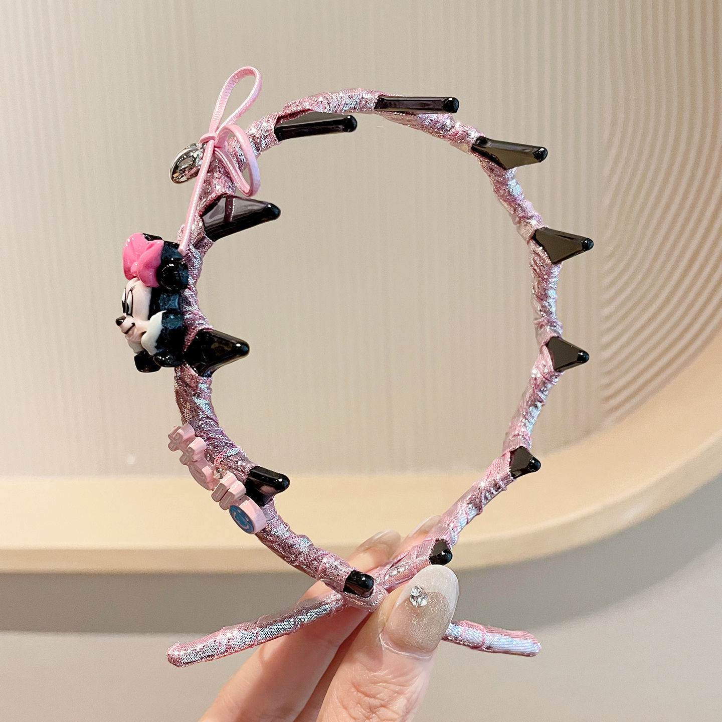 Children's cartoon kt cat hairband 2025 New style Girls' toothed anti-slip headband, a perfect tool for tying girls' bangs and breaking up hair Application Scenario