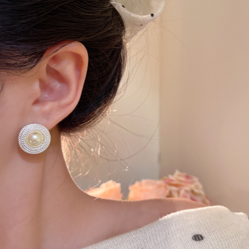 European and American high-end style heavy industrial zircon micro-inlaid large pearl stud earrings, unique and versatile, elegant oval earrings, simple earrings Application Scenario
