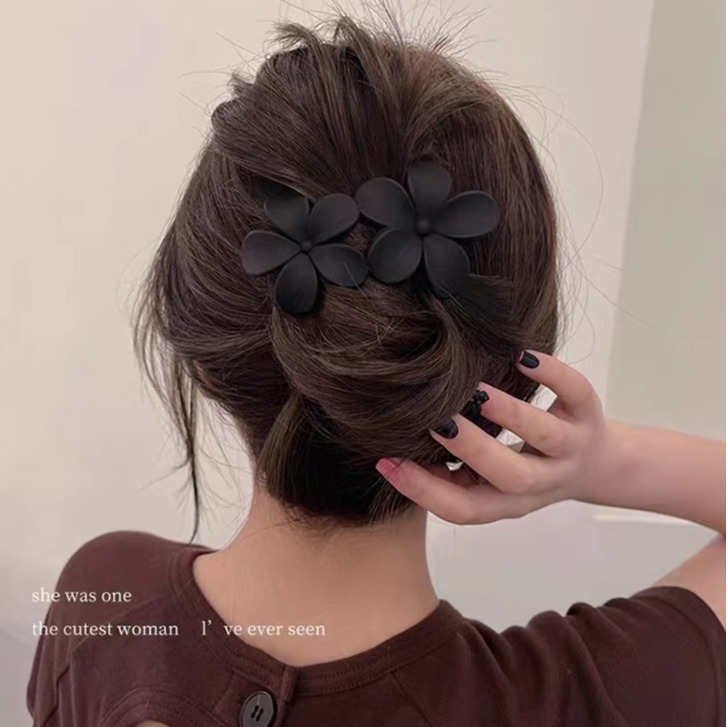 Acrylic flower duckbill clip matte large hairpin summer new style back head coil hair clip hair accessory with a high-end feel Application Scenario
