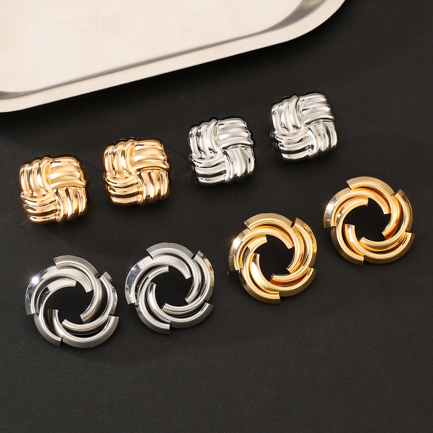European and American high-end circular geometric twisted twist earrings, heart-shaped earrings, cross-border fashionable and personalized earrings for women Specification drawing