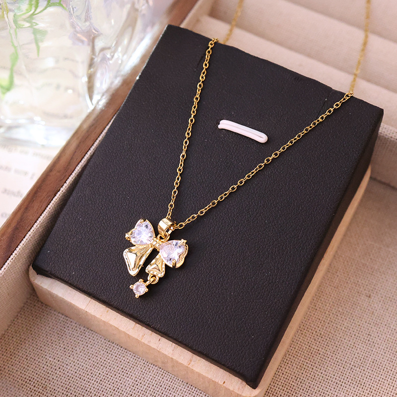 New fashionable bow zircon necklace, a versatile and high-end titanium steel collarbone chain for women in summer, a trendy and elegant accessory Application Scenario