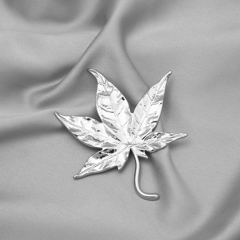 European and American trendy and creative maple leaf brooches, retro fashion, versatile and elegant clothing accessories, suit pins and badges Specification drawing