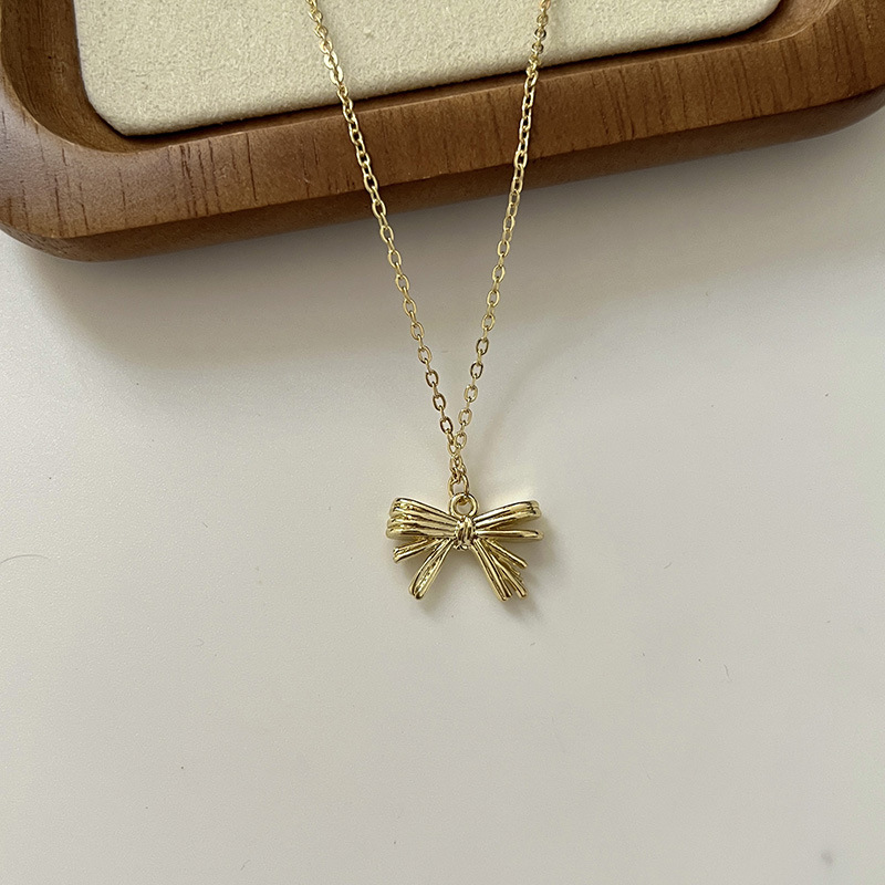 This light luxury butterfly diamond-encrusted necklace features a niche design and a high-end look. It exudes a fair and elegant charm. It's the same style of collarbone chain as the Internet celebrity details Picture