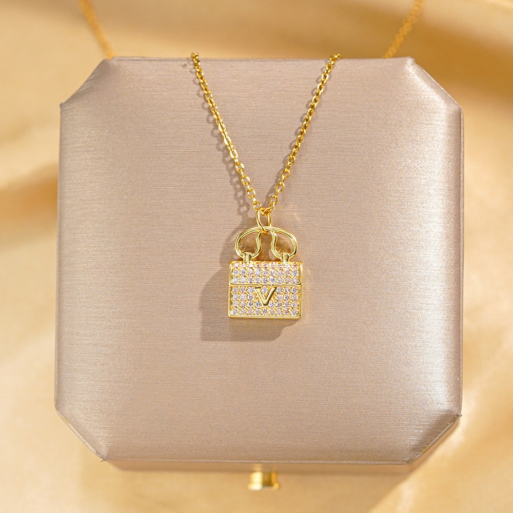 Genuine gold electroplated fashionable commuting V-shaped bag pendant, titanium steel necklace, women's light luxury, versatile, full diamond high-end collarbone chain full figure