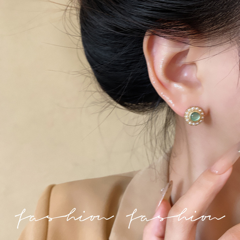 Retro court style cat's eye pearl stud earrings, feminine, light luxury and high-end feel, fashionable, simple and versatile earrings Specification drawing